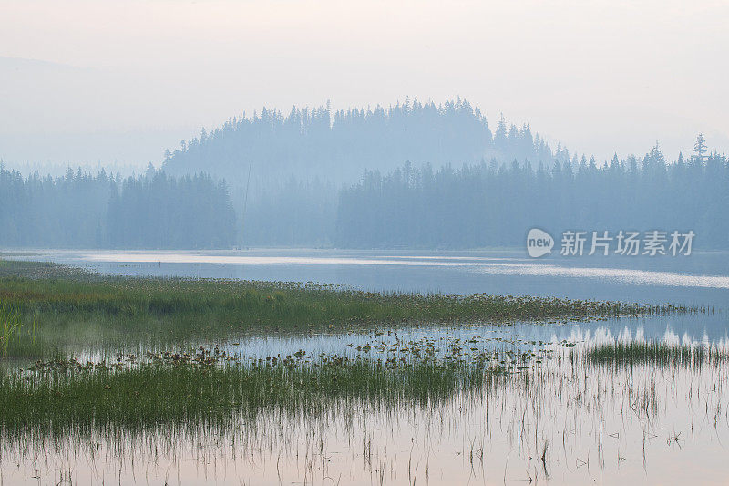 雾蒙蒙的日子里，景色宜人的延龄湖