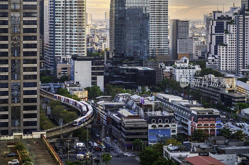 泰国曼谷，拥挤的建筑和公共轻轨