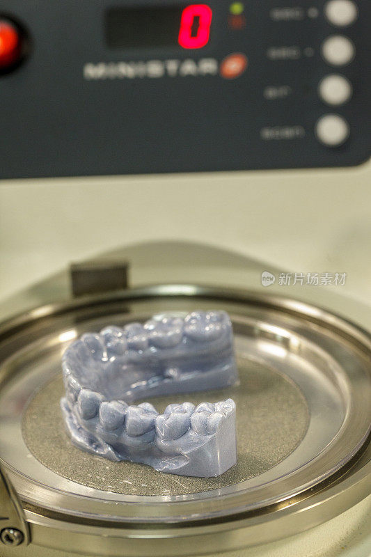 隐形牙齿对齐托架用于对齐每个牙齿在牙科美容患者