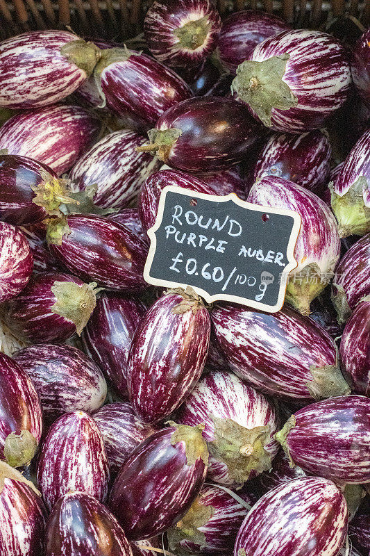 伦敦萨瑟克区博罗市场的圆形紫色茄子