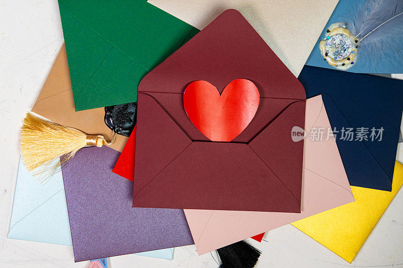 信封里的红心。五颜六色的信封。用蜡封好的信封。通信，情人节的概念。
