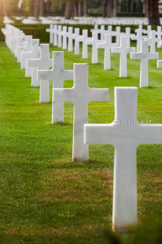 白色十字架和战争墓地的坟墓