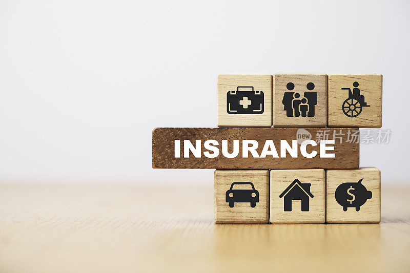 保险和保险图标，包括家庭健康房地产汽车和金融打印屏幕上的木制立方体bock的风险管理概念。