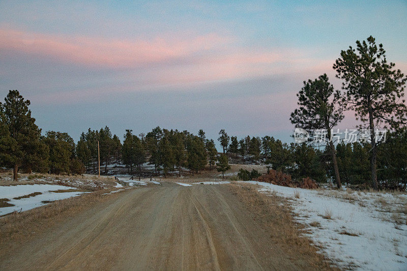 黄昏的蒙大拿牧场景色，牧场道路通向日落