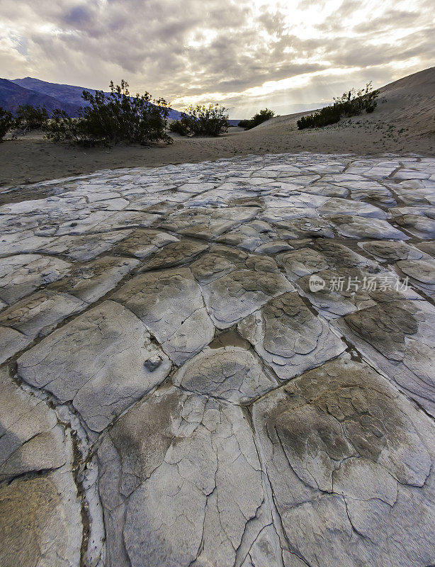 死亡谷国家公园干涸的泥石流。