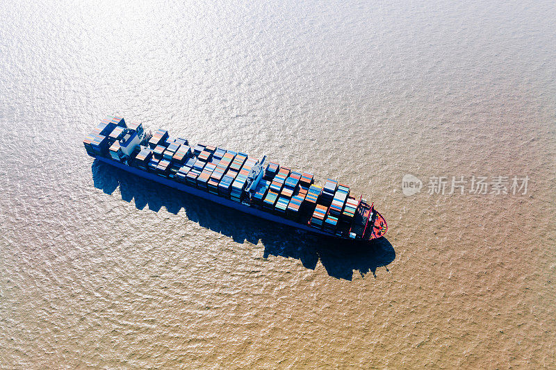 一艘大型集装箱货船在公海上的鸟瞰图。