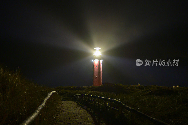 在一个风雨交加的秋夜，沙丘上的Texel灯塔