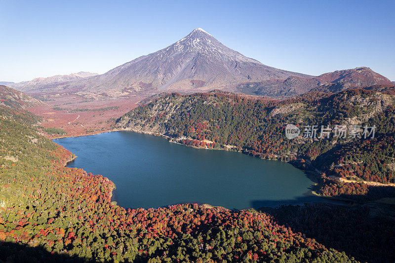 维拉里卡国家公园的湖泊和拉宁火山