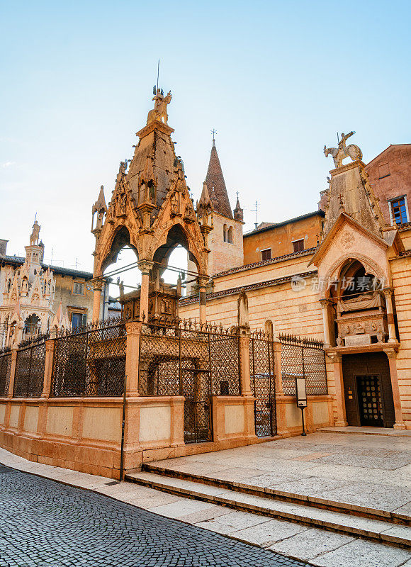 斯卡利格坟墓和维罗纳的圣玛丽亚安提卡教堂