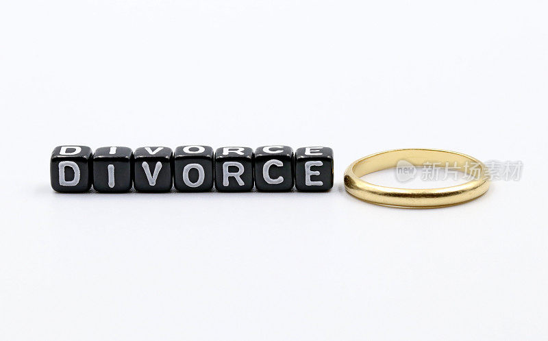 金婚戒指旁边写着“离婚”