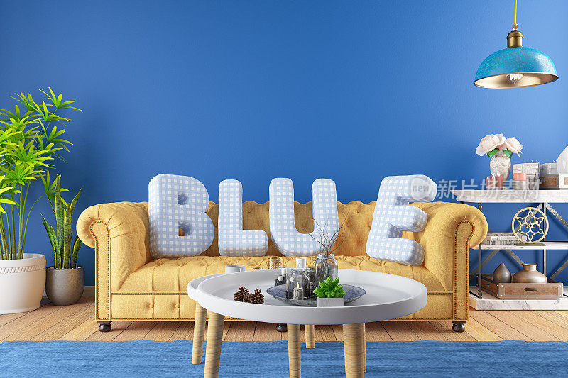 舒适的客厅，有沙发和字母蓝色的靠垫