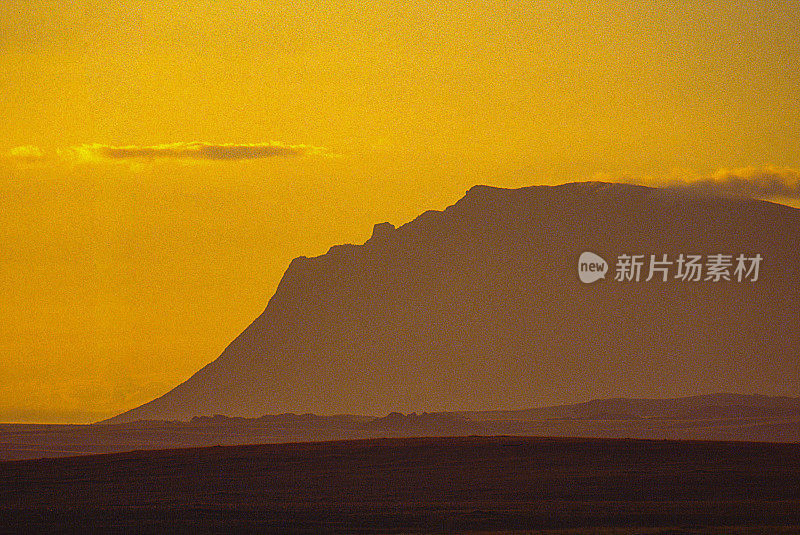 日落时平床山的剪影