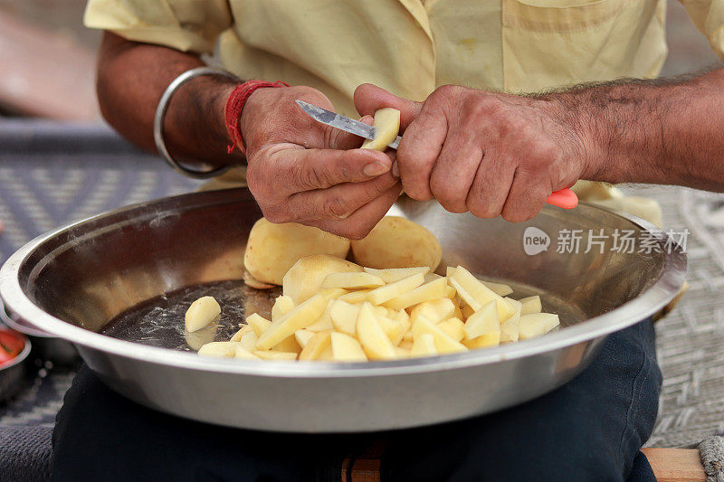 男人切土豆