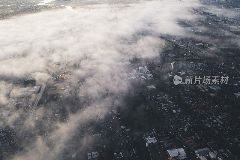 中央商务区鸟瞰图雾和雾之间的建筑物