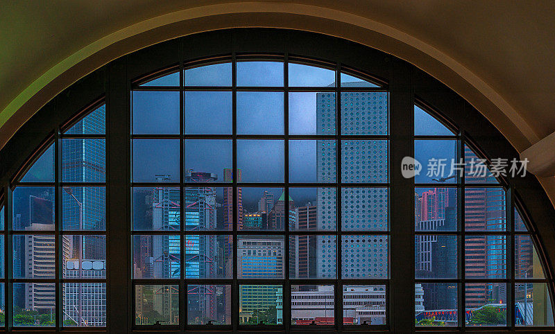 透过窗户望向香港中环的高楼大厦。