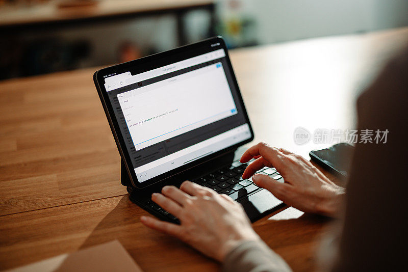 上图是一位匿名女性在家用电子平板电脑工作的照片