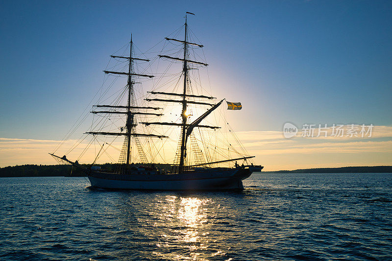 日落时分，瑞典斯德哥尔摩群岛外围的帆船