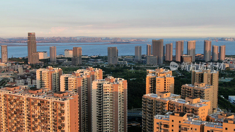 海滨城市的居民住在高层建筑里