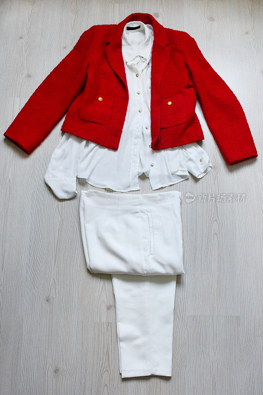女式时装，白衬衫，白裤子，红夹克