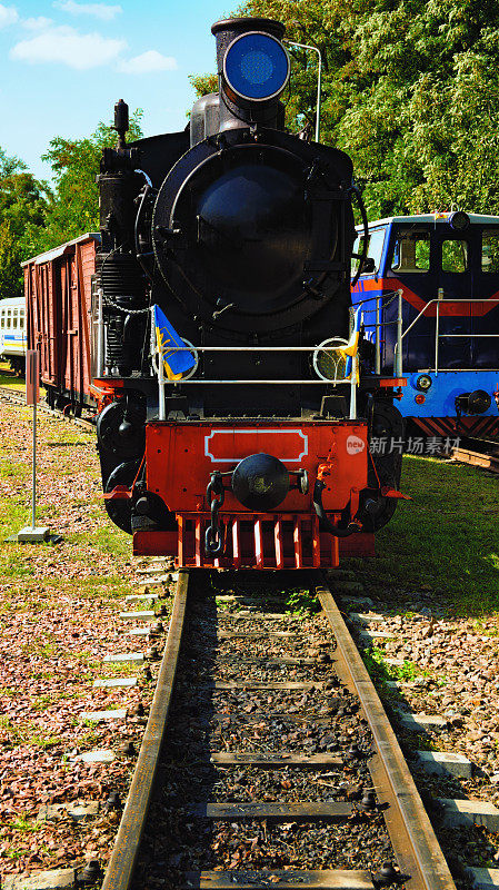GR型老式蒸汽火车机车的前视图。背景为TU7A型柴油机车。窄轨基辅儿童铁路在Syretsky公园。基辅,乌克兰