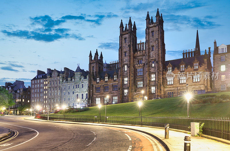 爱丁堡老城的街丘与新学院、苏格兰大学的夜景