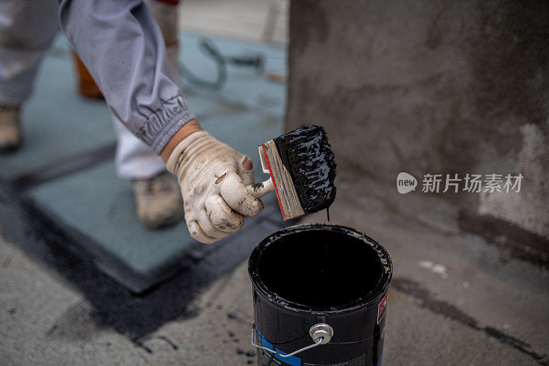 在建筑工程期间用丙烷喷灯安装卷筒屋顶