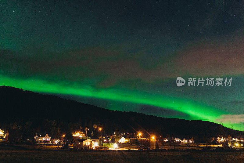 强烈的北极光在挪威农村地区的天空