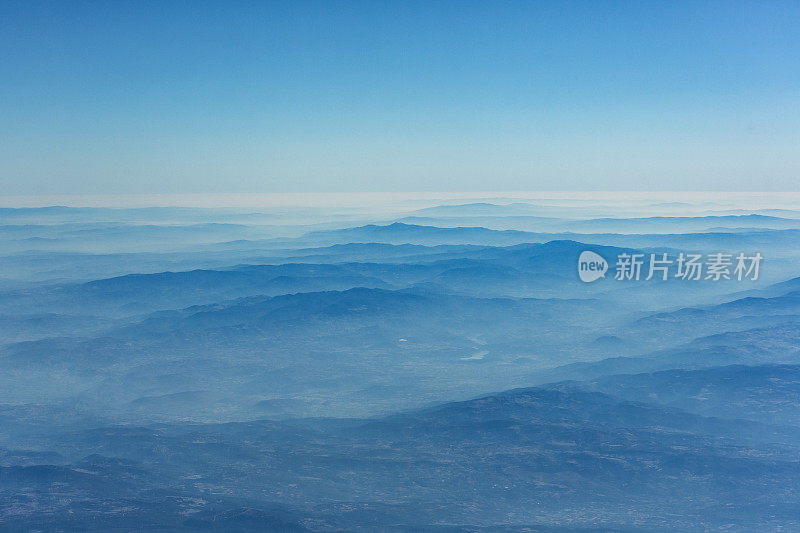 日出时地平线上的雾山在博德鲁姆火鸡附近