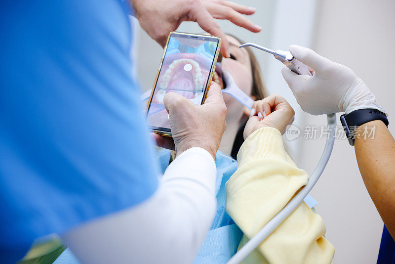 牙医用3d扫描仪扫描病人的牙齿。