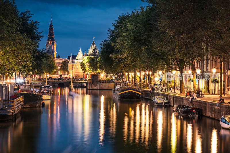 阿姆斯特丹运河夜间灯火通明