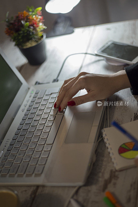 办公室里的女人和皱巴巴的纸