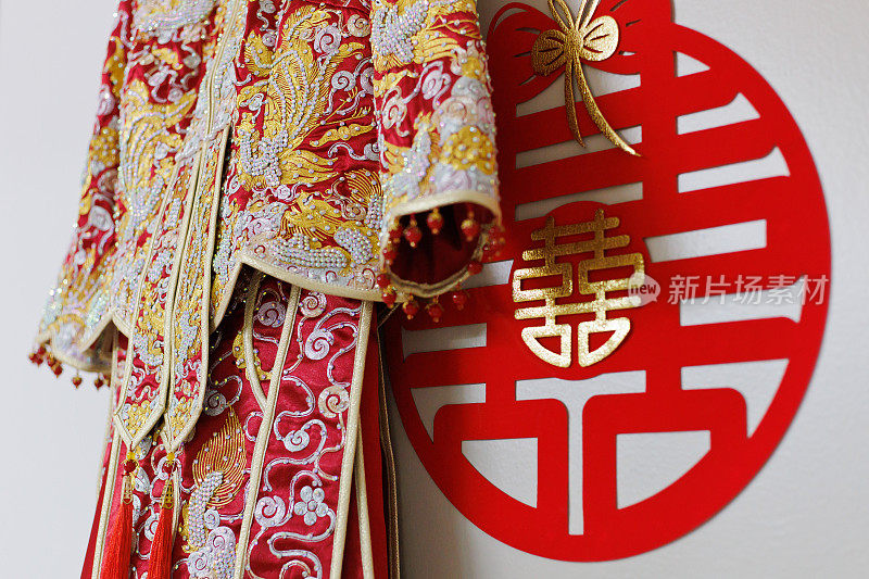 近距离观看中国传统婚纱