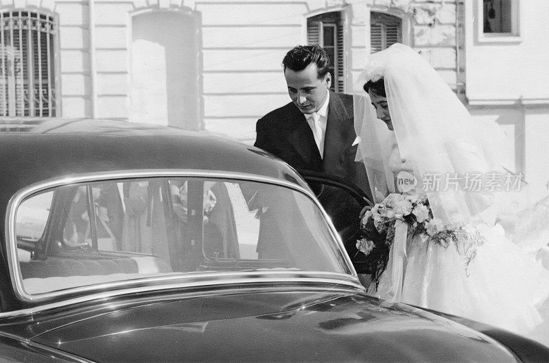 50年代的经典画面:年轻夫妇结婚后从教堂走进汽车