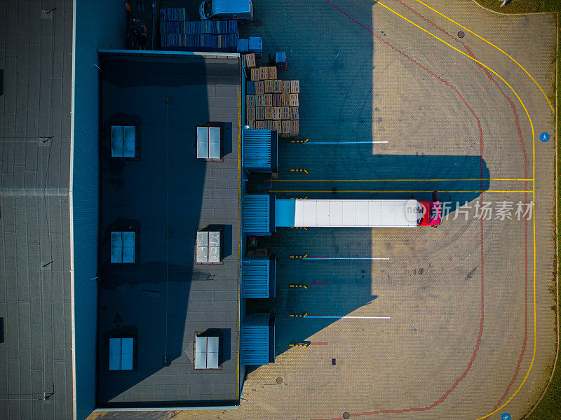 货仓鸟瞰图。从上面看工业城区物流中心。在物流中心装货的卡车鸟瞰图