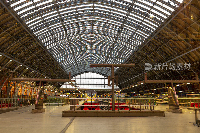 英国伦敦历史悠久的圣潘克拉斯火车站