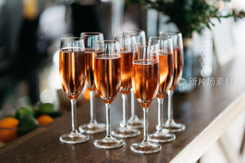 香槟杯和玫瑰普罗塞克在吧台上