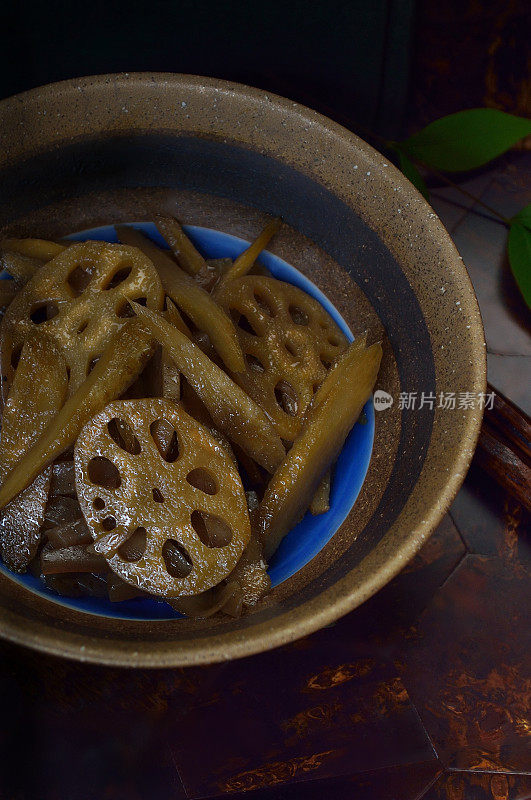 容器内食物的高角度观察