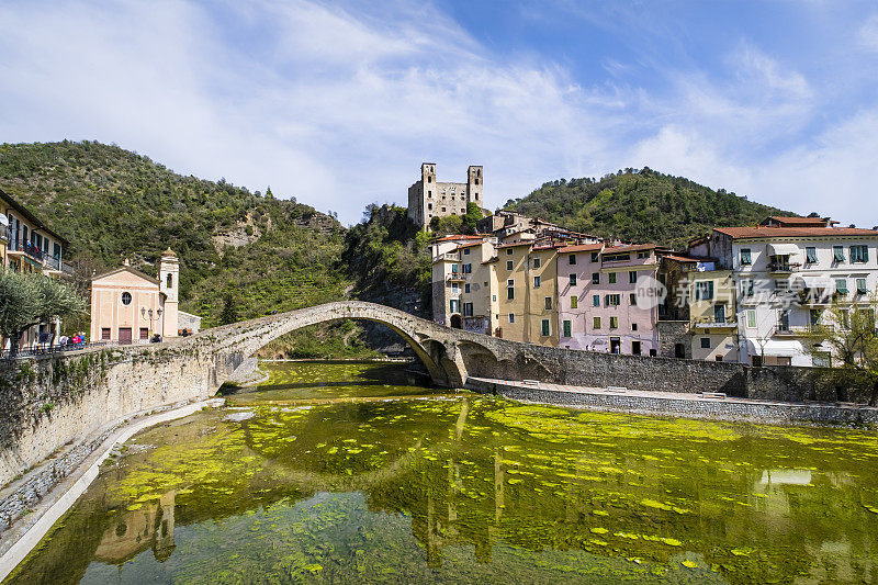 多尔塞夸(Dolceacqua)，一个中世纪的村庄，位于Nervia山谷，沿着同名的小溪