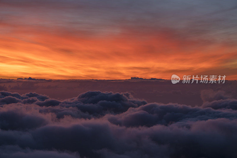 日出时在皮科火山山顶上的小径