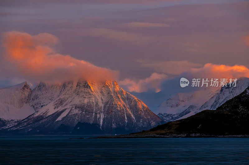 美丽的日出在挪威山脉