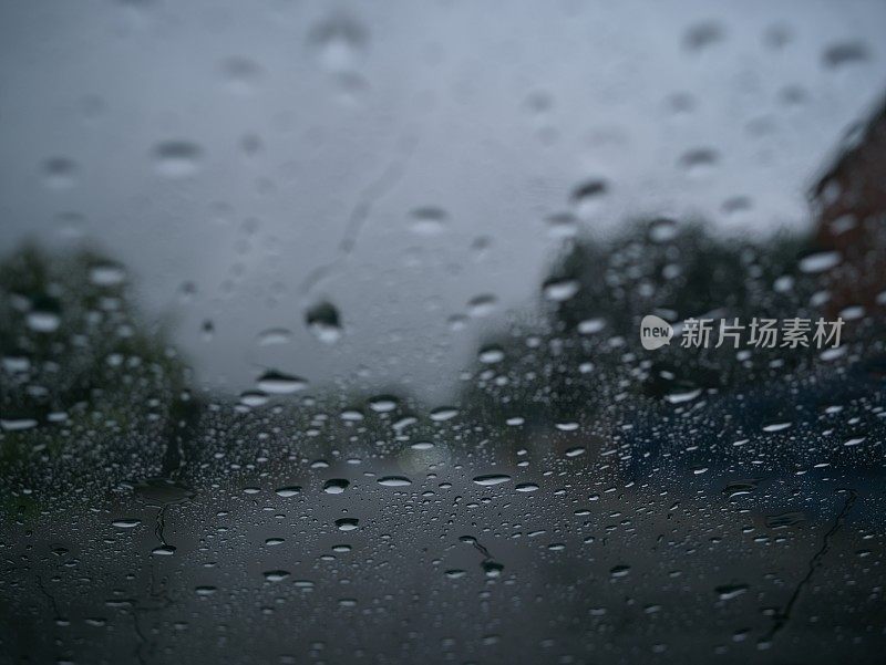 雨滴落在汽车上