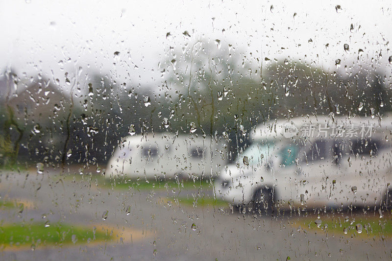 雨天和假期——在一个潮湿寒冷的日子里，从一辆大篷车外面看过去，大篷车和露营车，这是典型的英国假日度假天气，下雨了