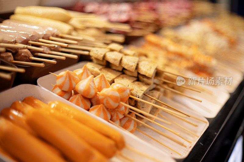 亚洲街头小吃摊出售的一排海鲜串