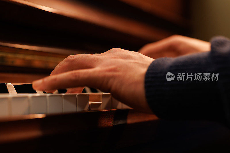 近距离的手演奏经典的木制钢琴
