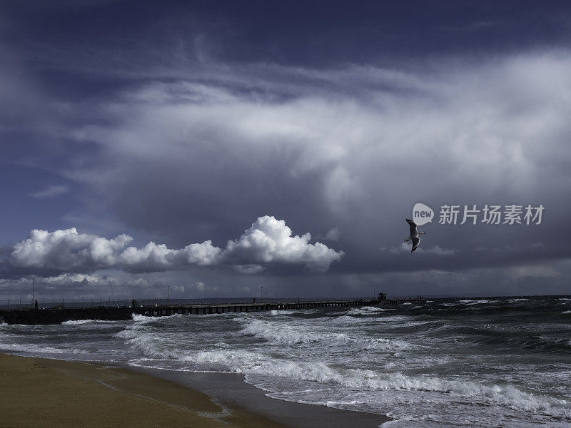 海滩暴风雨天气