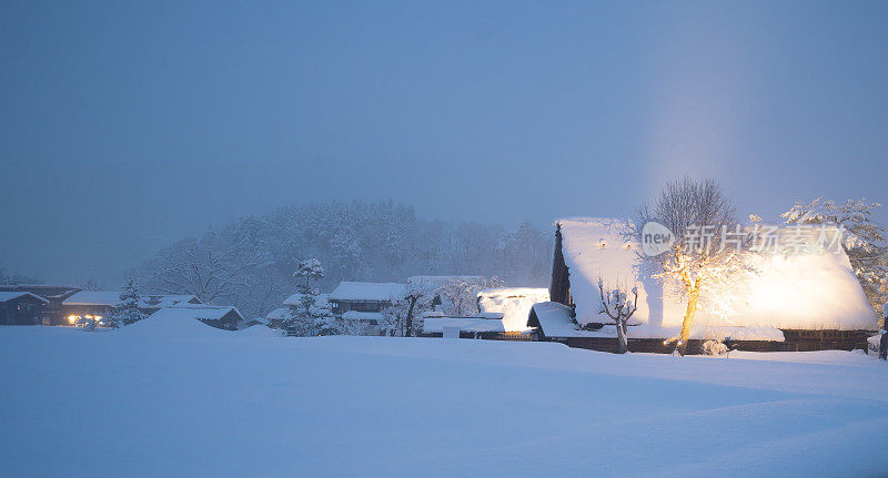 白川乡的夜晚，在日本的冬天，厚厚的积雪