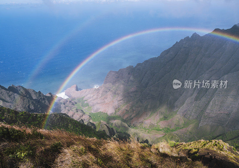 双彩虹在纳帕利海岸在美国夏威夷岛考艾岛