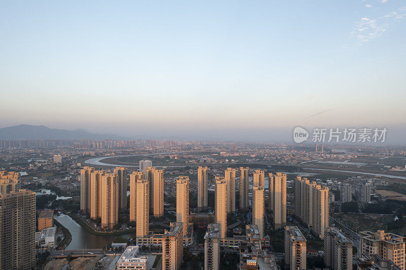 空中摄影夜晚城市天际线的鸟瞰图