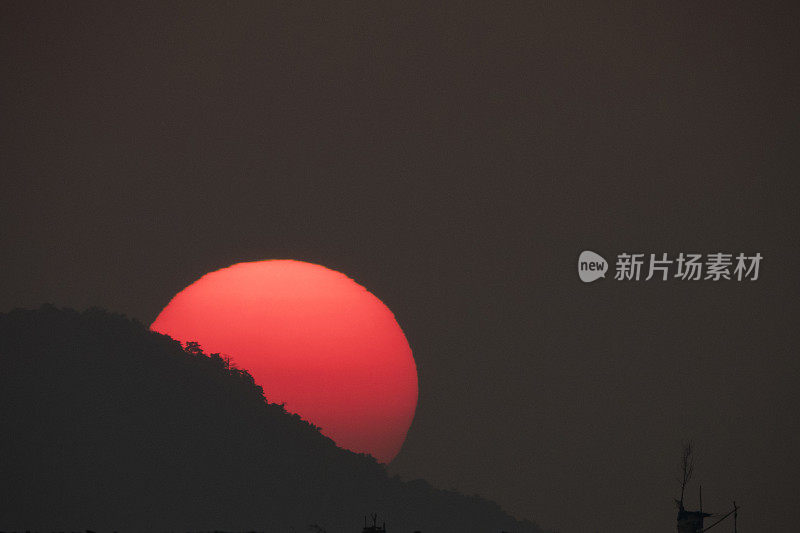 美丽的日落后面的山-股票照片