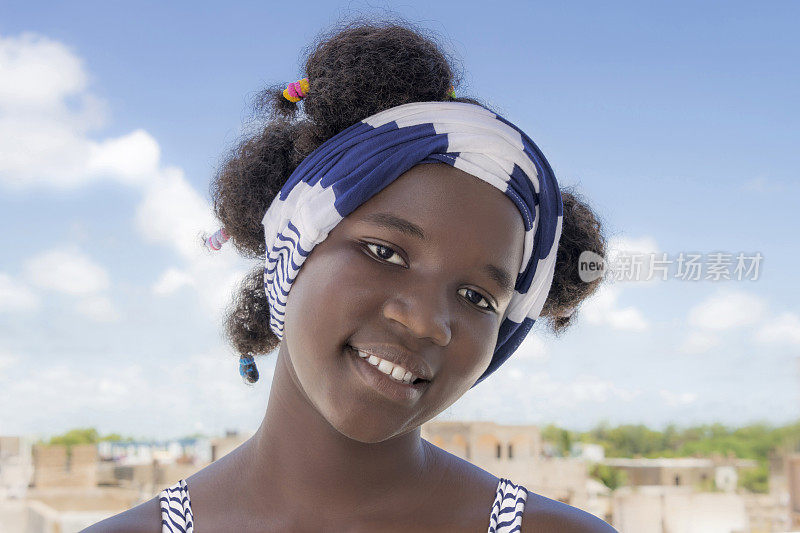 微笑的女孩站在阳台上，非洲发型和辫子，照片
